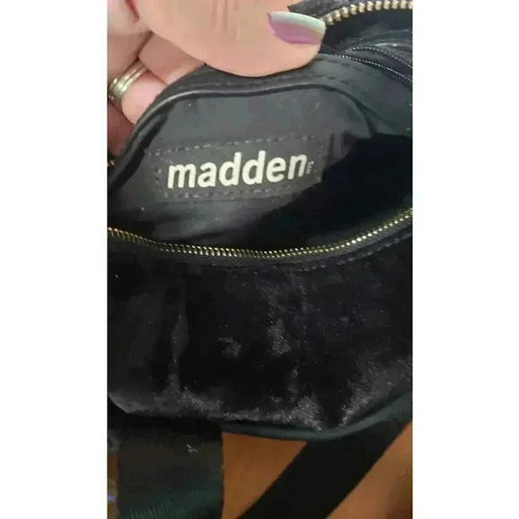 Madden NYC Steve Madden black velvet crossbody handbag medium size zip closure‎ - Picture 5 of 6